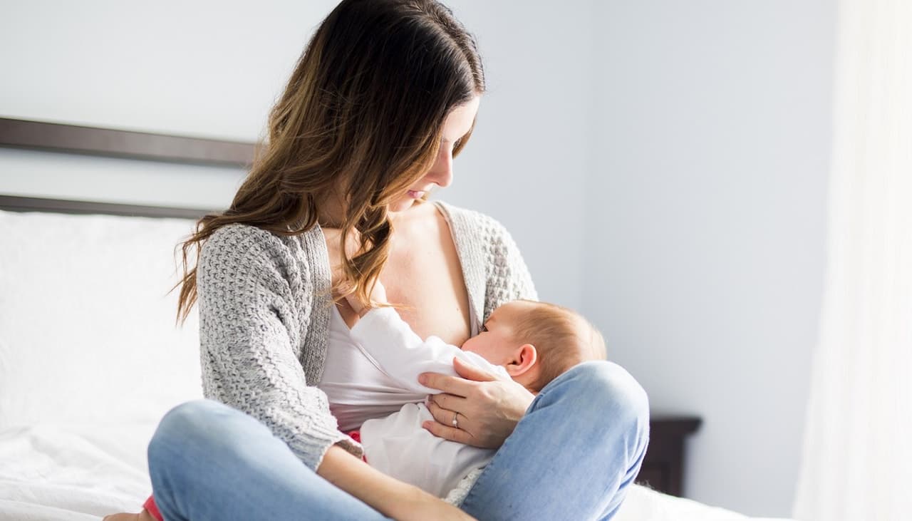 ¿No produces suficiente leche para tu bebé? Tranquila, no es razón para destetarlo: expertos