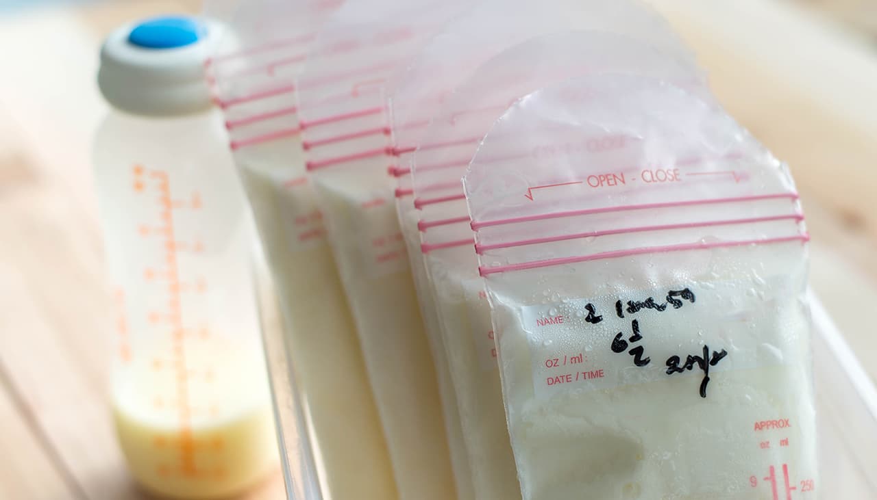 La leche materna no pierde los nutrientes al congelarse si se hace de esta manera