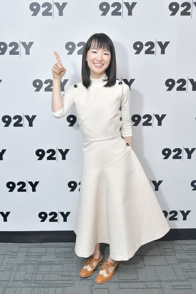 ¿Gastas demasiado en ropa? Marie Kondo tiene los mejores consejos para que al fin ahorres