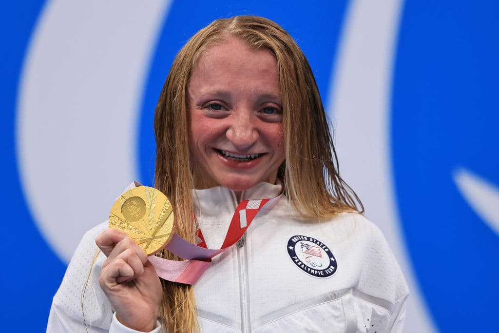 Se rompió más de 100 huesos y armó su piscina en un garaje: hoy logró el oro en Tokio