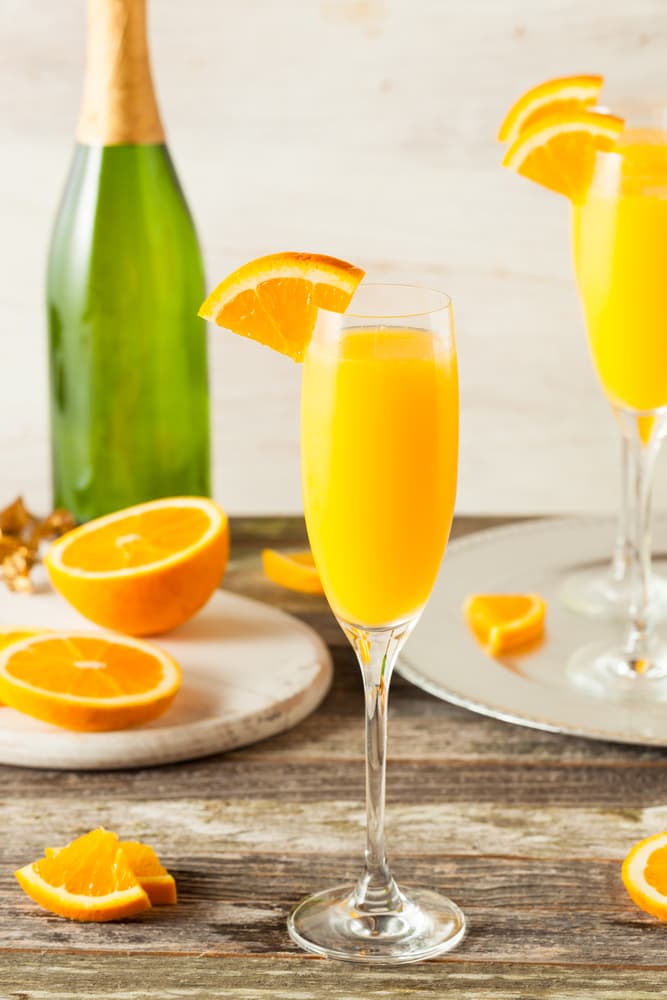 Estas mimosas de fresa y piña son el toque de alegría que tu vida necesita