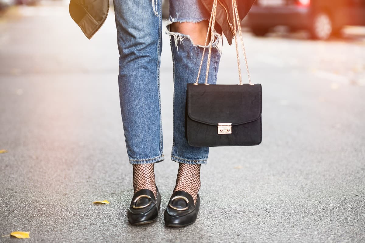 Los mocasines se están adueñando del street style: ideas para combinarlos y lucir chic