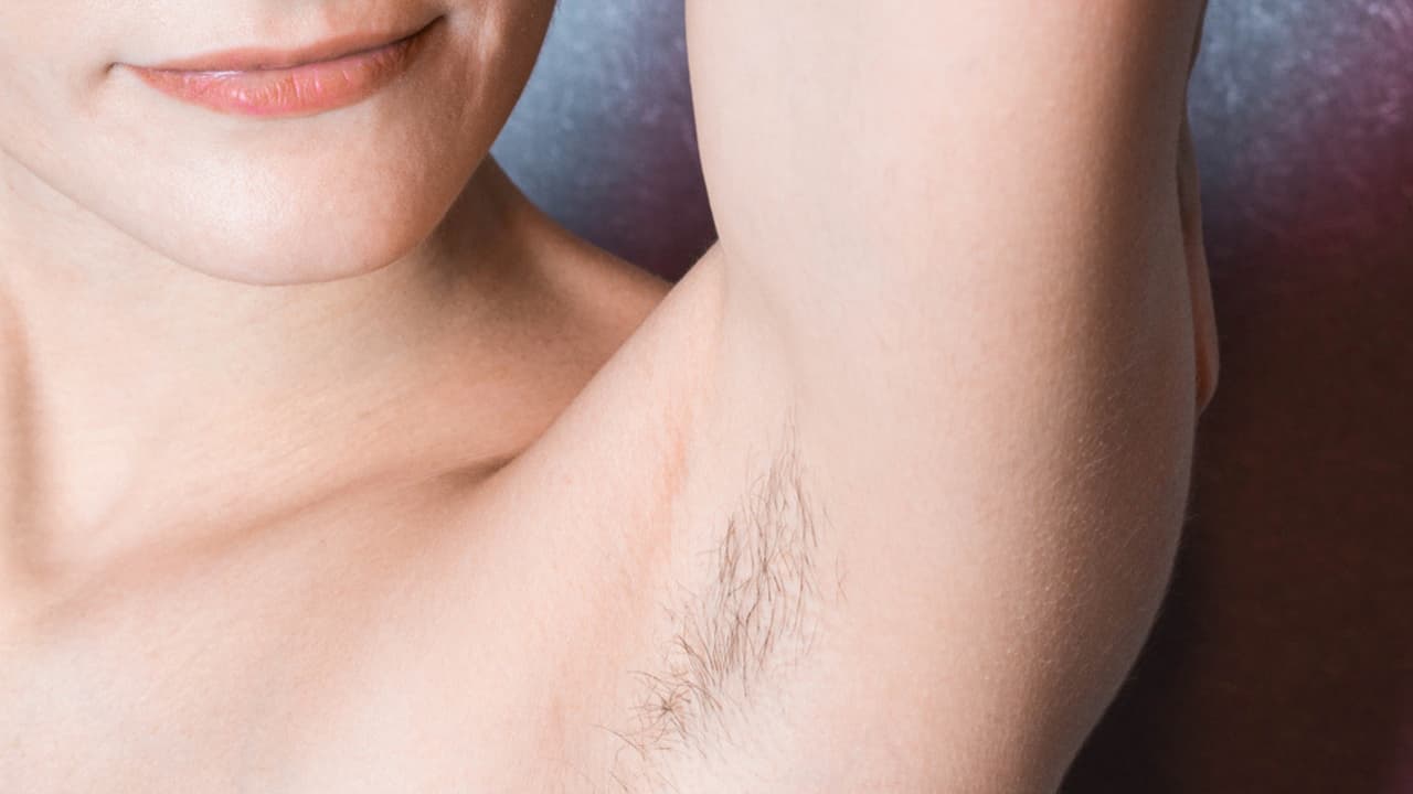 Adidas lanzó una campaña con una modelo sin depilar para decirle bye, bye a los estereotipos