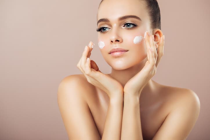 6 consejos de belleza para disimular tus poros: la base de maquillaje correcta es importante