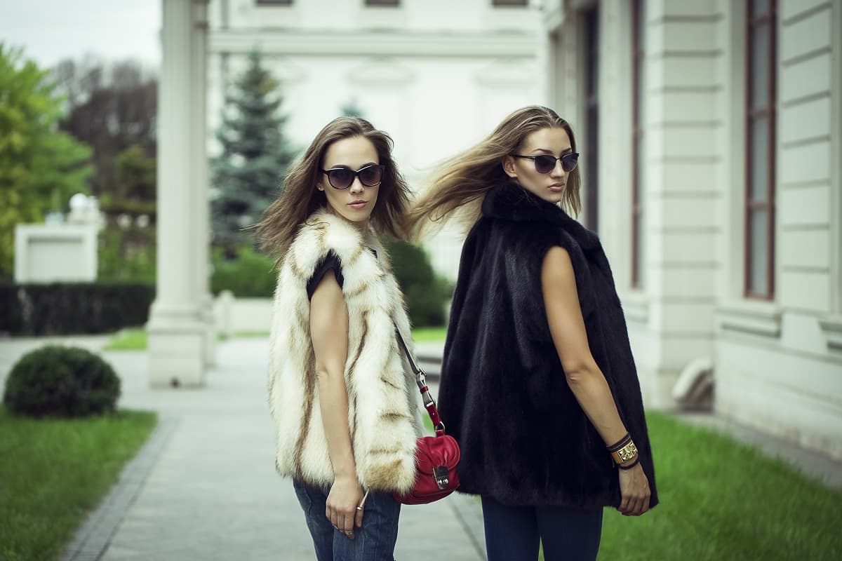 Los chalecos son una de las prendas más versátiles: 9 ideas para combinarlos en tu día a día