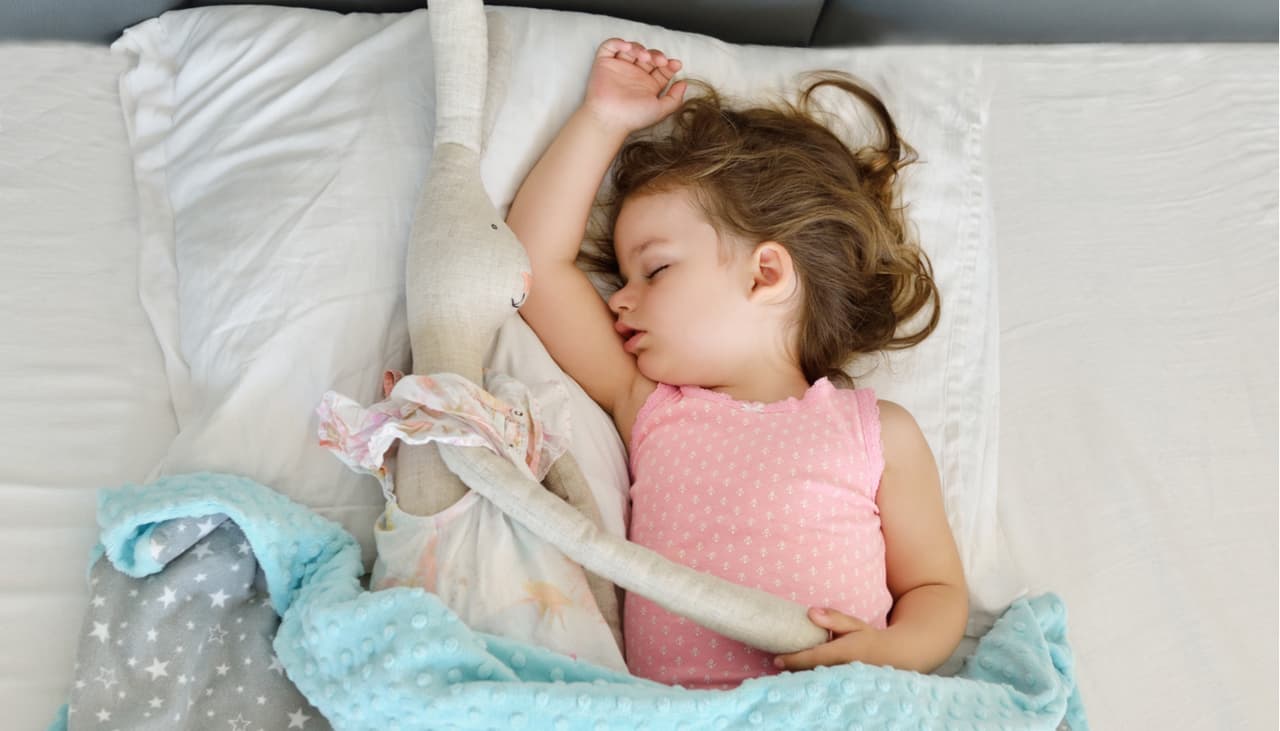 ¿Tu pequeño no descansa bien y no te deja dormir? 5 trucos para que caiga como piedra