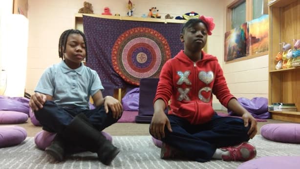 Una escuela cambió los retos y castigos por meditación y obtuvo resultados sorprendentes