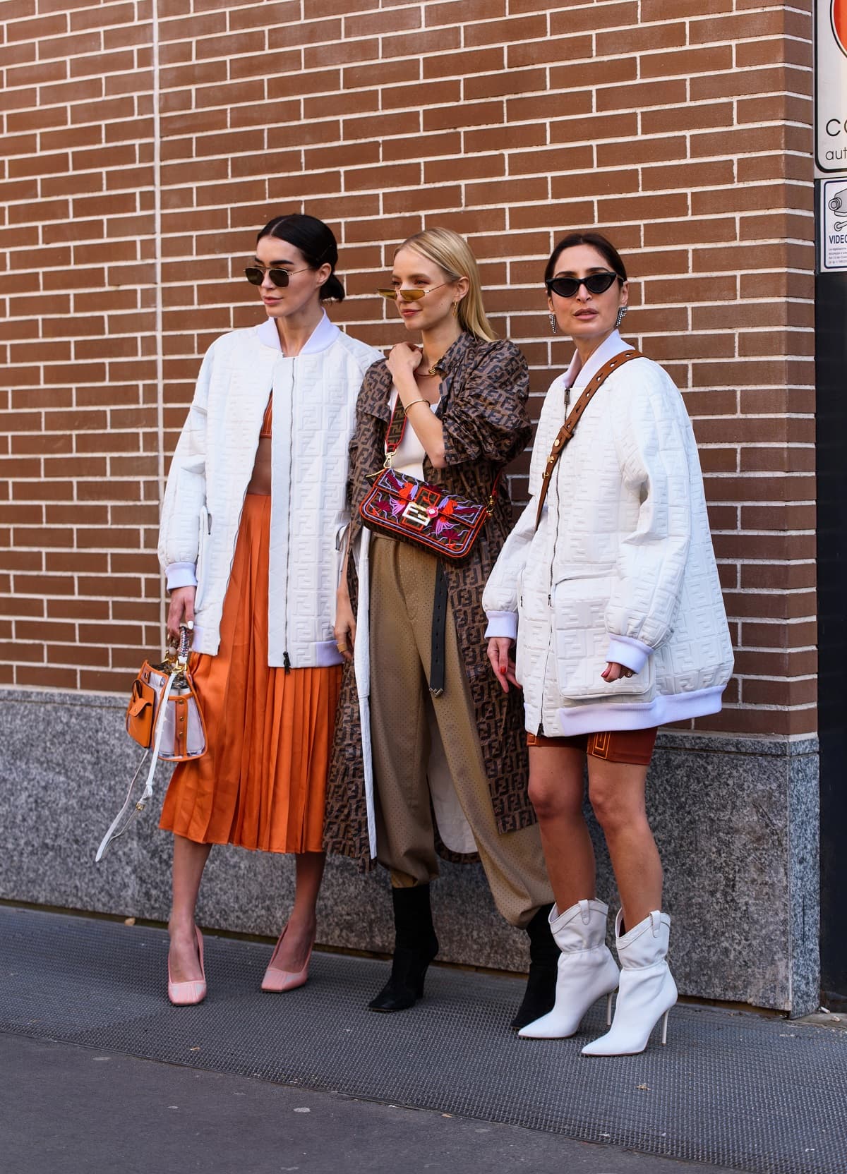 Minifalda, suéter y medias oscuras: la combinación que no debe faltar en tu guardarropa de otoño