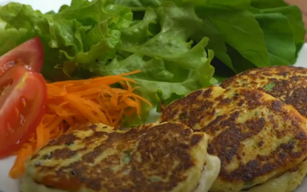 Cambiarás tu opinión del coliflor cuando pruebes este pan relleno con queso mozzarella