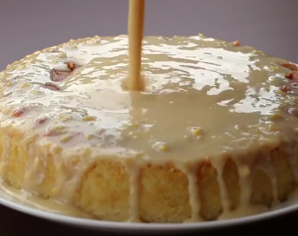 Pastel de coco con cobertura de leche condensada y otras 7 cocodelicias que iluminarán tus tardes