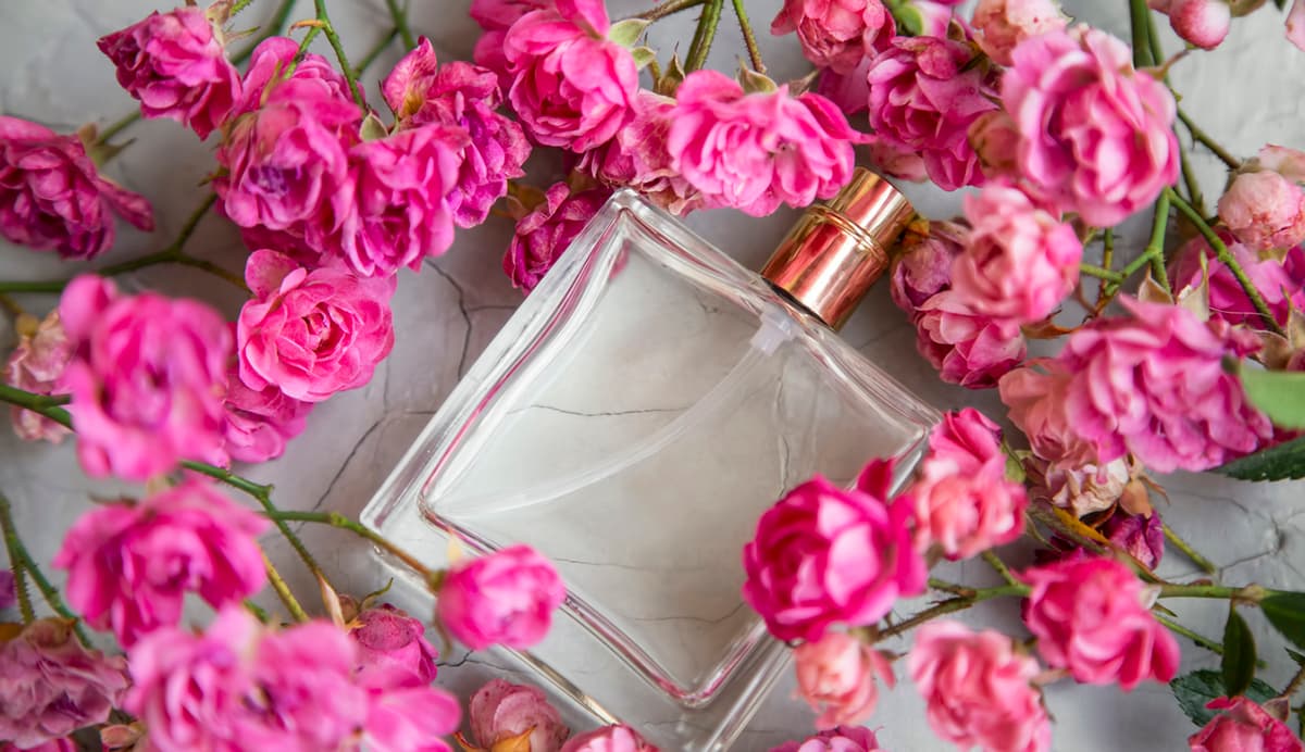 7 perfumes afrodisiacos que te harán enamorar a cualquiera (va a caer rendido a tus pies)