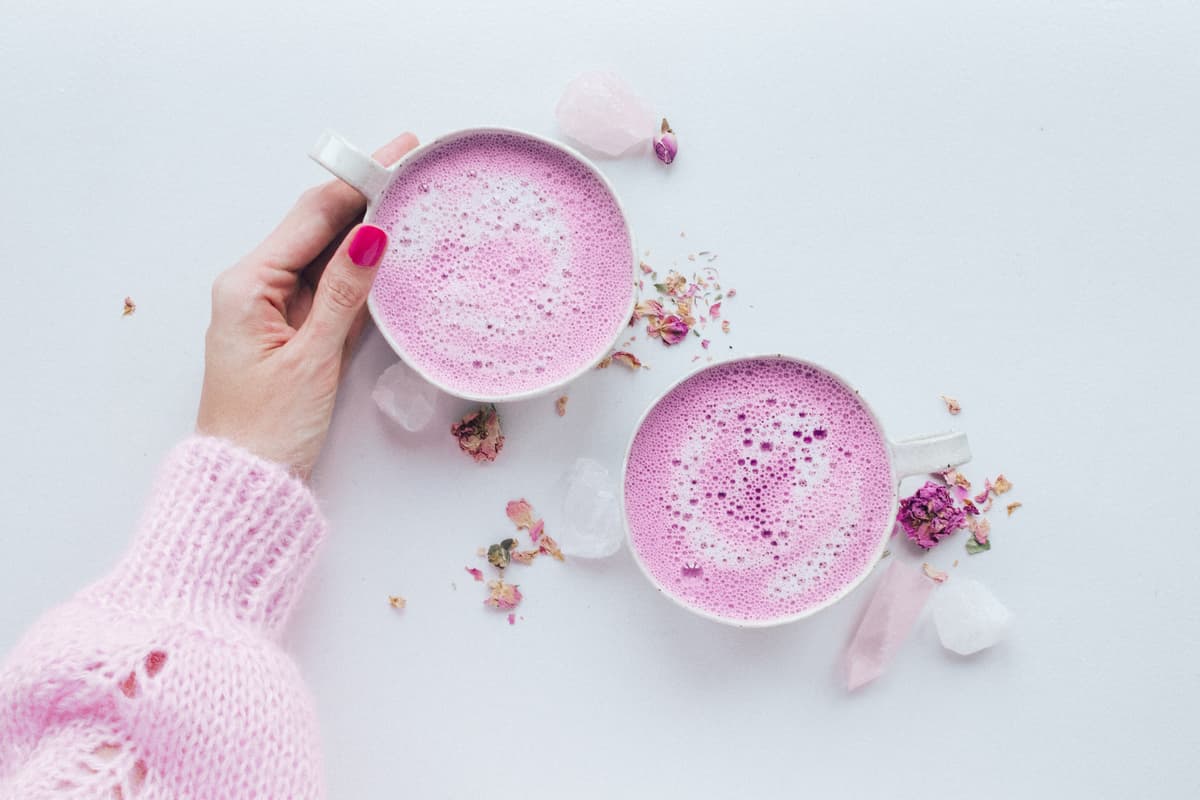 Pink latte: la bebida que llegó para destronar al dalgona coffe (es deliciosa e instagrameable)