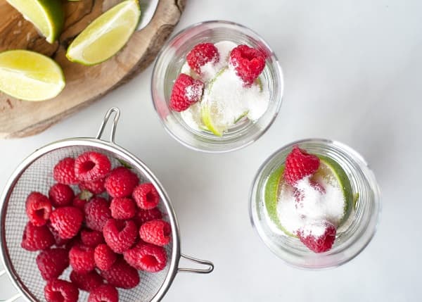 Esta caipiriña de frambuesa será tu cóctel favorito de los siguientes 12 meses