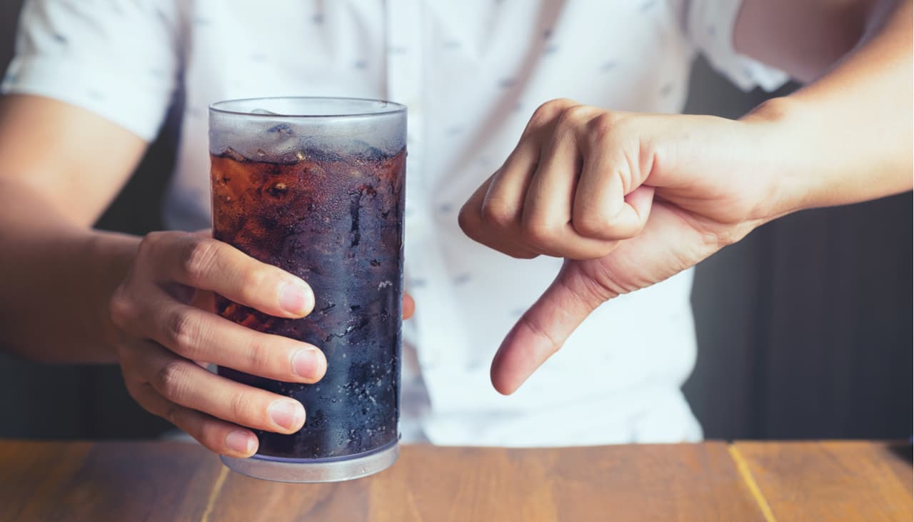 Tomar refresco te envejece y provoca arrugas: 10 razones para dejarlo este año