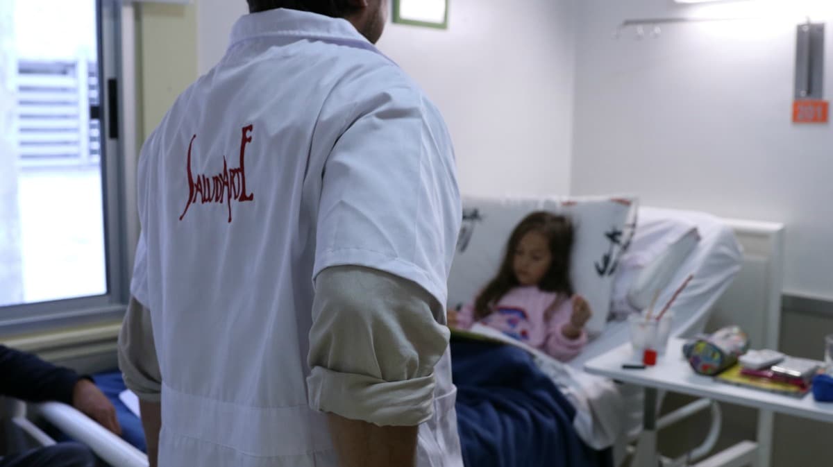 La historia de Maia, una pequeña que pinta para olvidar sus dolores