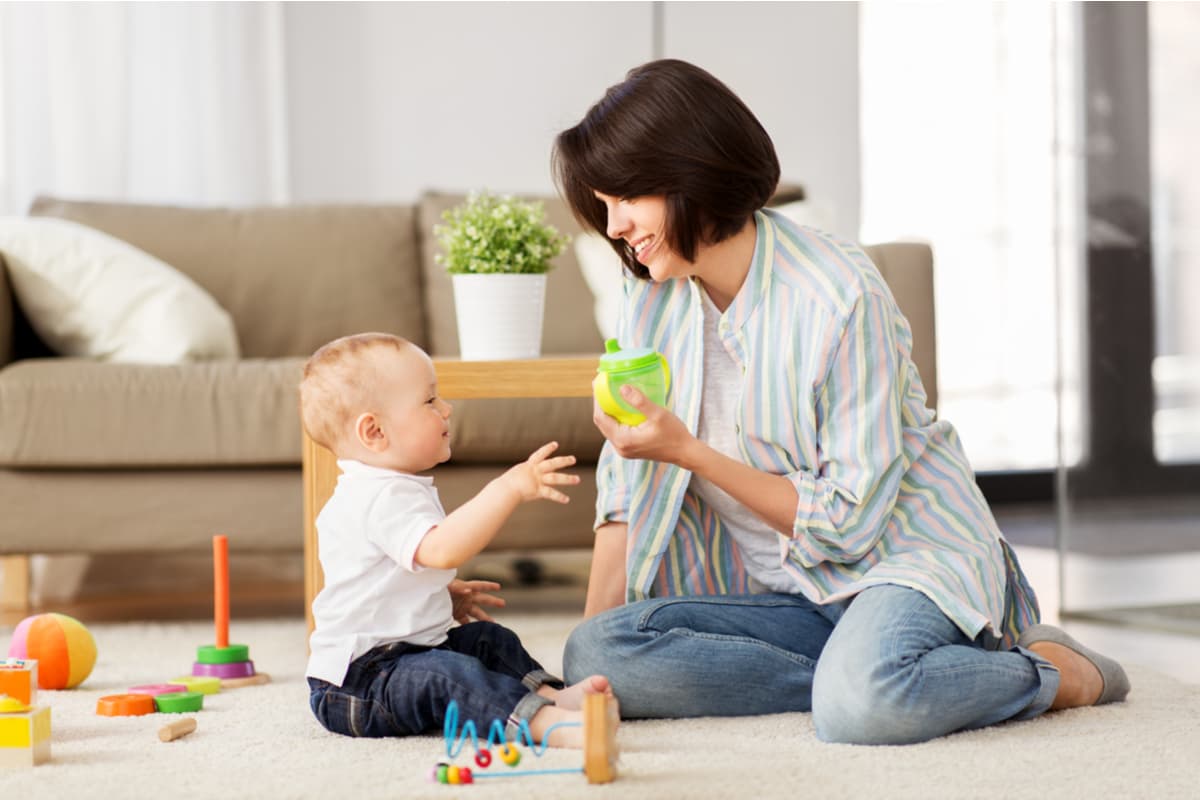 ¿A partir de qué edad un bebé ya puede usar un vaso entrenador?