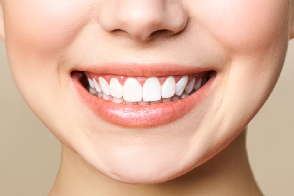 ¿Tener los dientes blancos es señal de buena salud? Una dentista lo revela