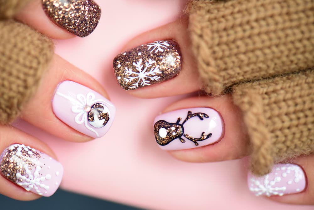 Uñas de terciopelo, glitter y otras ideas de nail art perfectas para Navidad (nada exagerado)