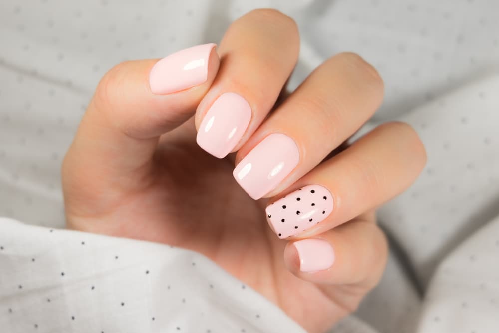 Pinta tus uñas color nude y derrocha elegancia: 9 diseños que te encantarán