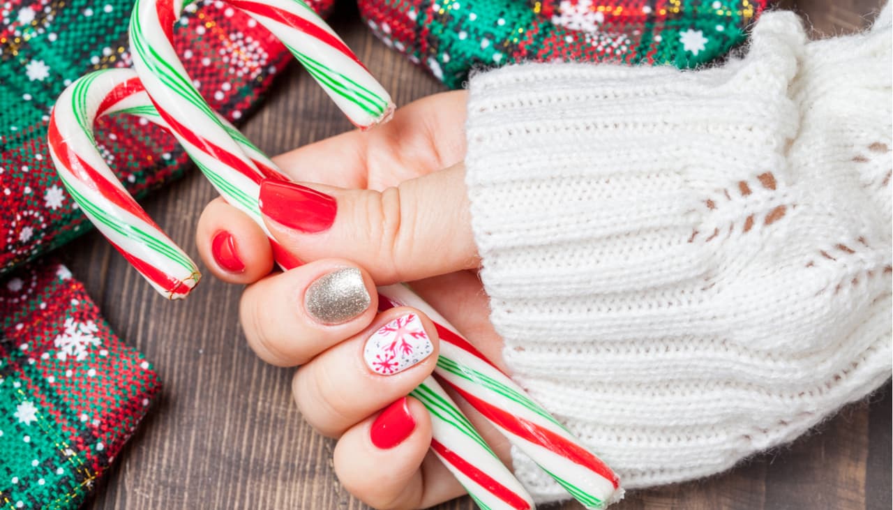 Decora tus uñas con motivos navideños: 10 diseños elegantes y para nada exagerados
