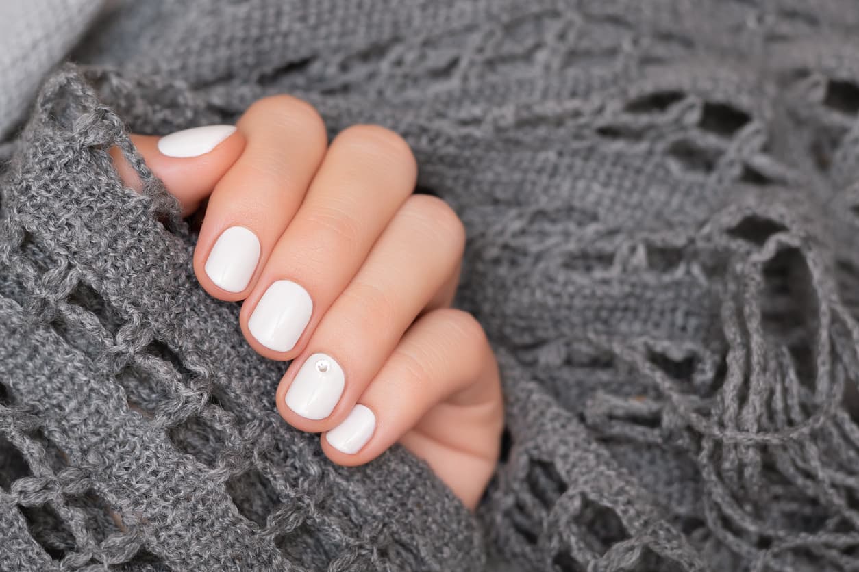 Nail art en color blanco: diseños para principiantes que parecen hechos por un profesional
