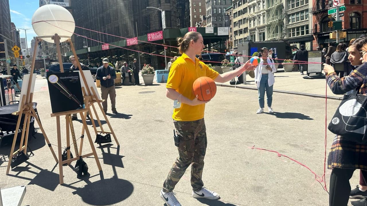 Decenas de personas se conglomeraron en calles de Manhattan para observar el eclipse.