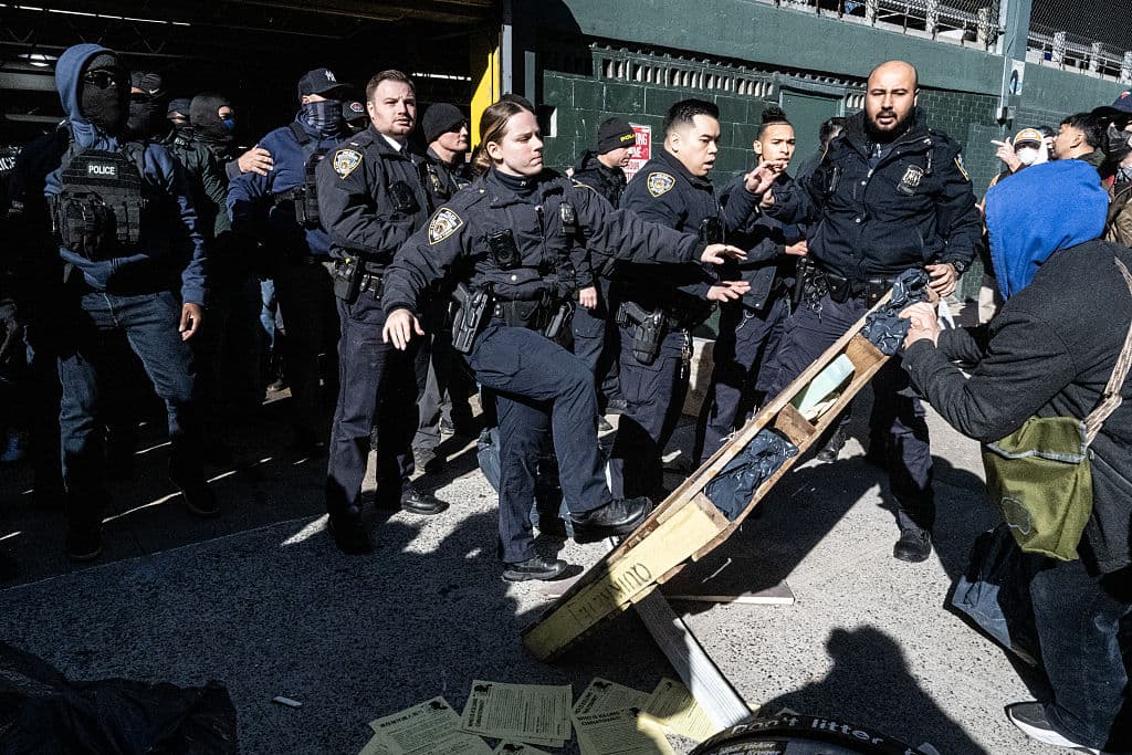 Los oficiales emitieron órdenes de dispersión que los manifestantes ignoraron. La policía utilizó gas pimienta y retiró las barricadas para permitir la salida de los vehículos de ICE.