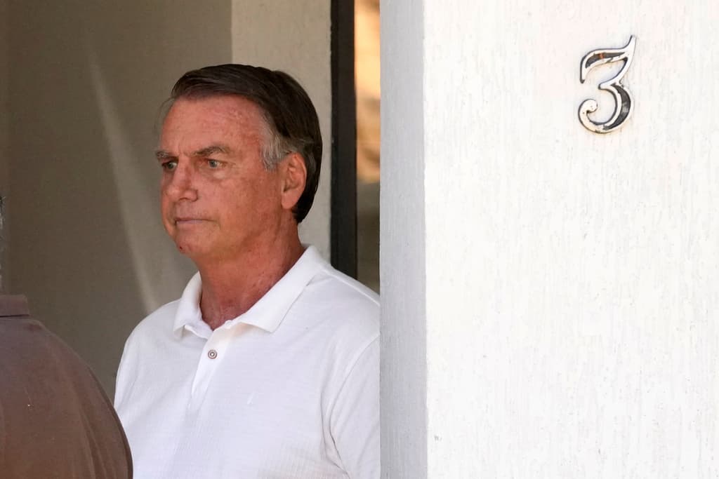 Detienen a Bolsonaro a días del inicio de su pena de prisión para "evitar su fuga"