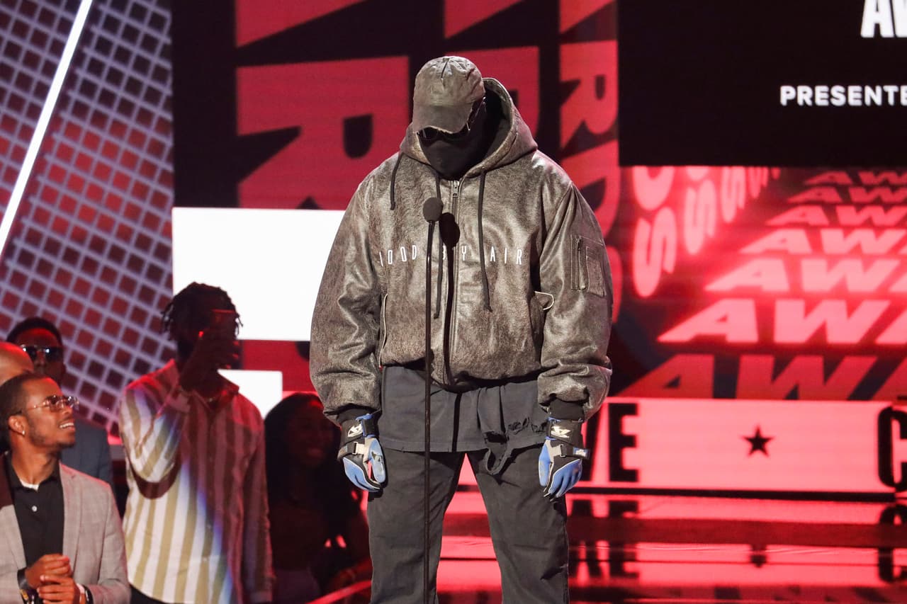 En octubre fue captado usando una capucha negra, así como en junio de 2022 en los BET Awards.
<br>
