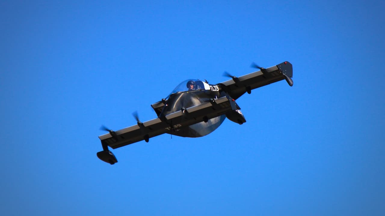 <b>El “auto volador” que recorre Estados Unidos</b> llegó este fin de semana a Dallas. Lo hizo
<b>en medio de preguntas, curiosidad y una mezcla de expectativa y duda entre los asistentes</b>.
<br>El aparato, conocido como BlackFly, es
<b> un vehículo eléctrico ultraligero de un solo asiento</b>.
<br>No circula por calles ni carreteras, aunque popularmente se le conoce como “auto volador” por
<b> su diseño y capacidad de despegar y aterrizar de forma vertical.</b>