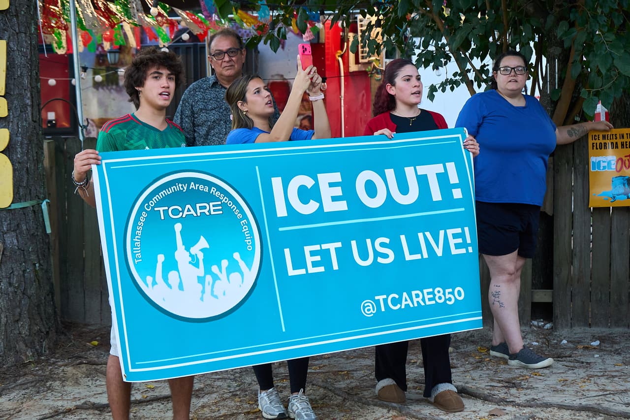 Los vecinos aseguran que no pueden más y se concentraron este miércoles 30 de septiembre con pancartas donde se podía leer: "ICE OUT, déjennos vivir". Juniper Curtis/TCARE
