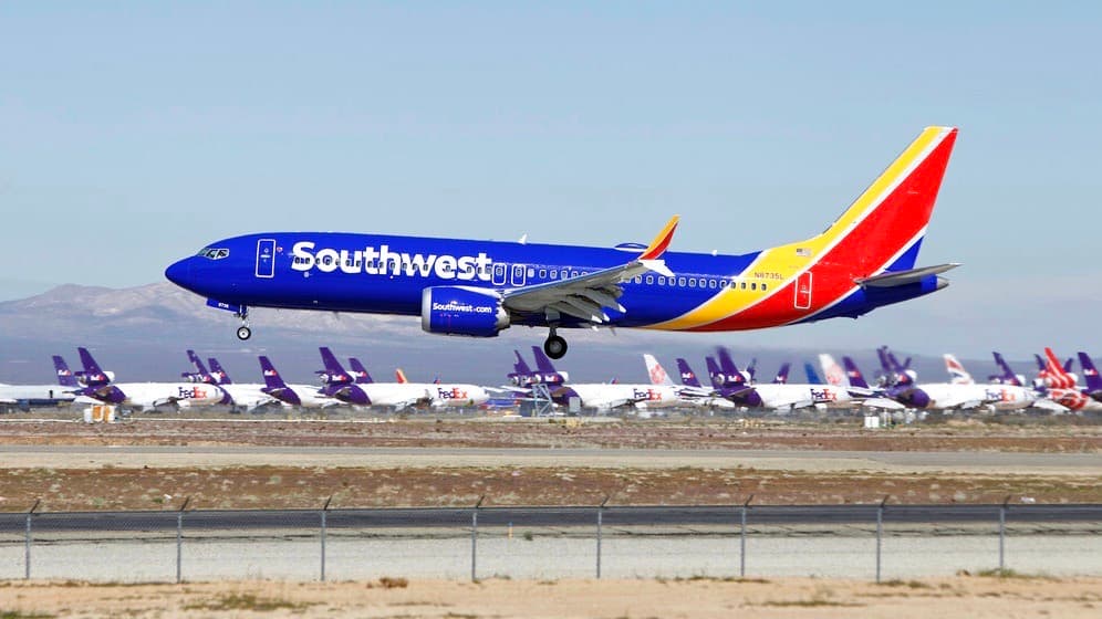 El brusco descenso de un Boeing 737 de Southwest que investiga la FAA: voló a apenas 400 pies sobre el océano