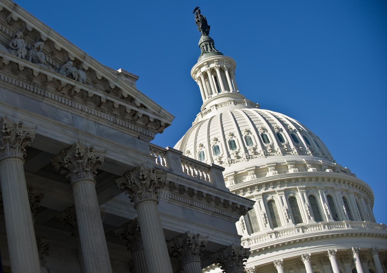 Senado da luz verde a que avance un proyecto para acabar con el cierre del gobierno más largo de la historia