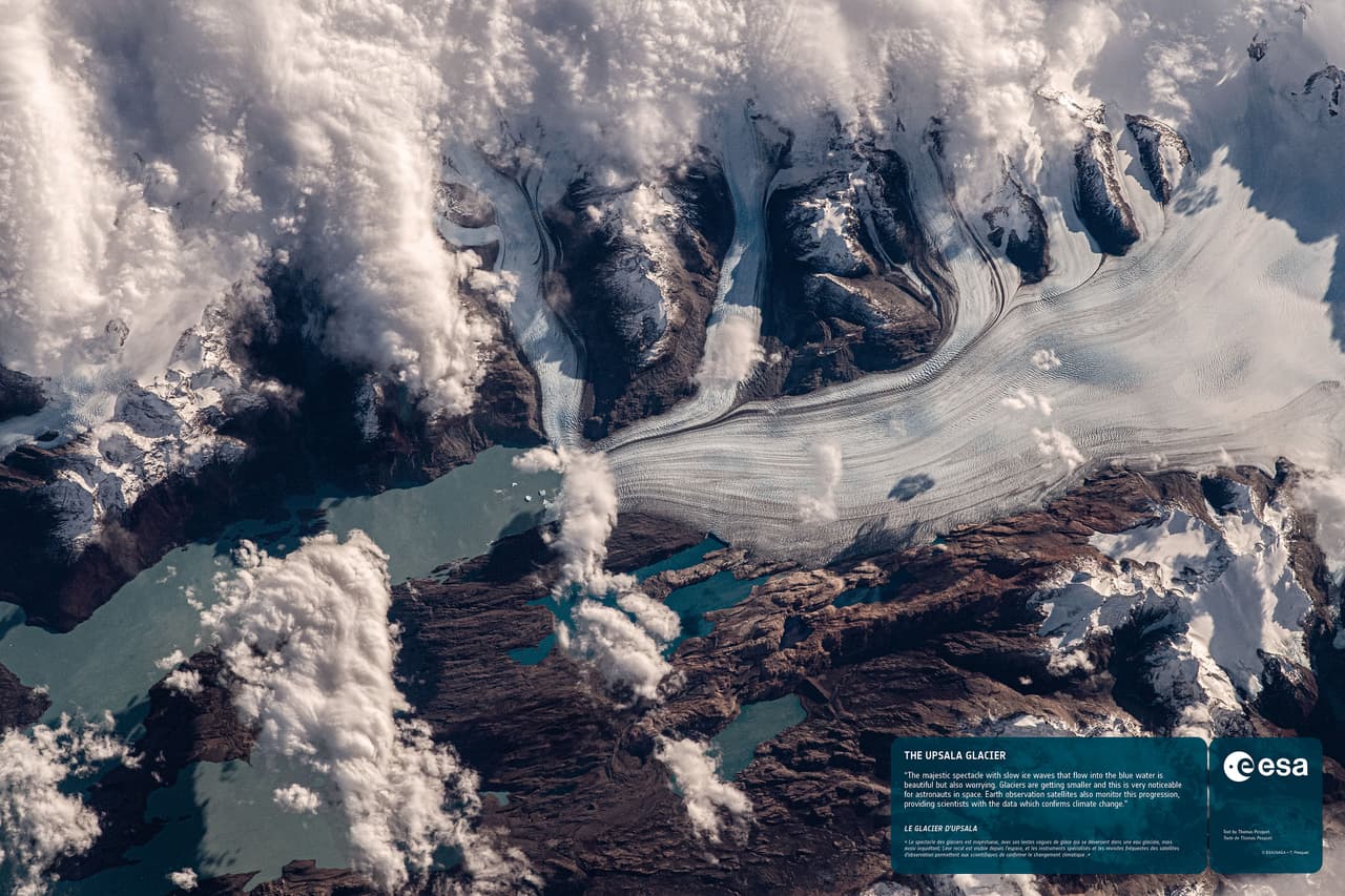 <b>El retroceso del glaciar Upsala (Argentina)</b>
<br>
<br>“El majestuoso espectáculo de lentas olas de hielo que desembocan en el agua azul es hermoso pero también preocupante, los glaciares son cada vez más pequeños y esto es muy notorio para los astronautas en el espacio”, comentó sobre esta imágen Pasquet.
<br>
<br>El astronauta, ingeniero aeroespacial, piloto y fotógrafo pasó seis meses a bordo de la Estación Espacial Internacional en 2021. Sus imágenes muestran su preocupación por el descontrol en la actividad humana en nuestro planeta, causante de la destructiva contaminación y el cambio en los patrones del clima.
<br>