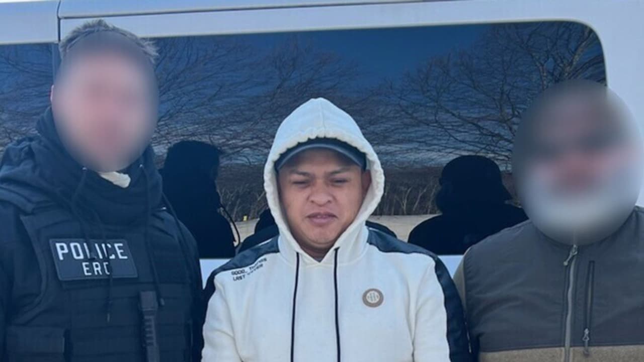 Yoni Wilfredo
<b> Gregorio Ortiz, de 44 años</b>, fue detenido en el poblado Airmont, el 23 de febrero.
<br>
<br>Fue acusado de
<b> poner en riesgo y causar lesiones a un niño y delitos contra la propiedad</b>.
<br>
<br>Además tenía una multa por conducir ebrio pendiente, según informaron las autoridades migratorias.
<br>