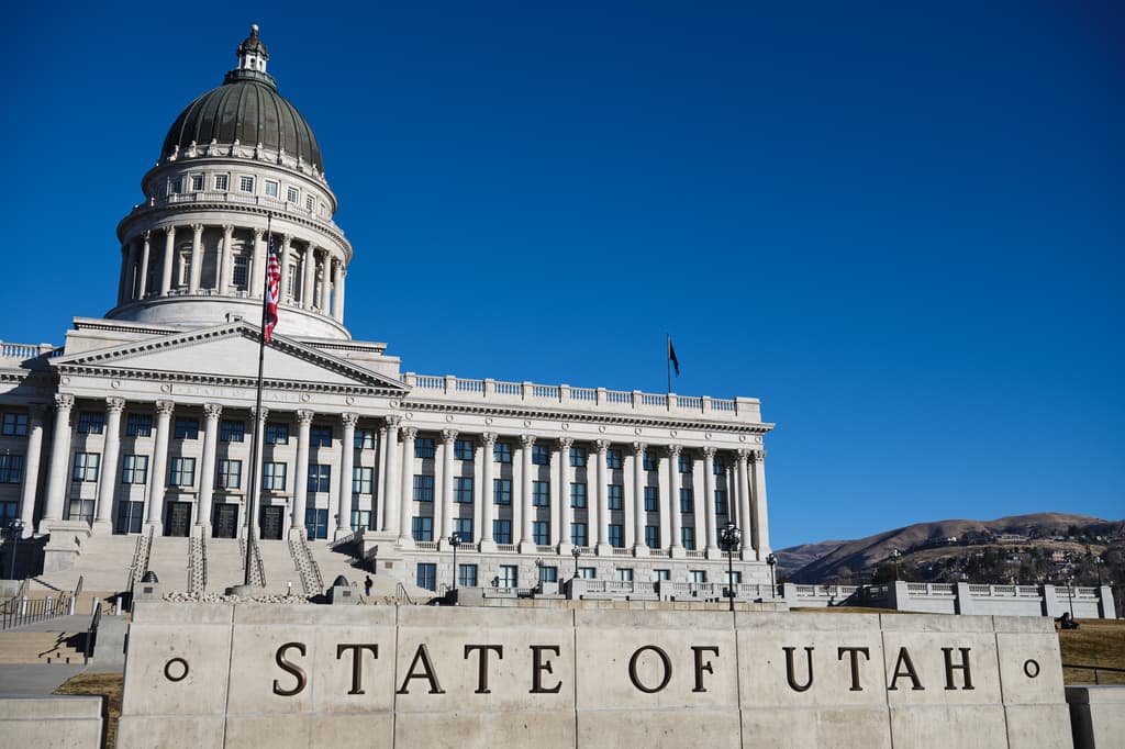 Utah emite una Tarjeta de privilegios de conducción (DPC) para "personas que no sean ciudadanos estadounidenses y no puedan demostrar su presencia legal", o que se encuentren en EEUU en virtud de un parole, incluyendo uno humanitario". Para solicitar un DPC, debes tener al menos 16 años, y además, todas las pruebas son hechas en inglés.