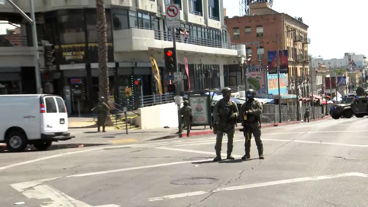 El expediente refiere 27 transacciones de fentanilo y metanfetamina documentadas entre el 9 de marzo y el 15 de abril en el área de MacArthur Park. En caso de condena, cuatro de las personas mencionadas enfrentarían una pena mínima obligatoria de 10 años y hasta cadena perpetua, mientras que el resto podría enfrentar hasta 20 años de prisión federal, según el comunicado.