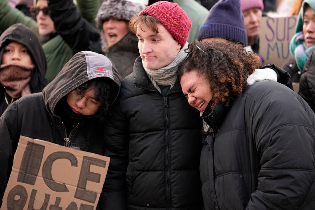 Miles de personas se concentraron en un parque de Minneapolis para protestar por la
<a href="https://www.univision.com/noticias/trending/los-videos-de-la-semana-trending-imagenes-volcan-popocatepetl-alerta-hongo-mortal-eeuu-1">muerte de Renee Good</a>, de 37 años, abatida por un agente federal de inmigración. En una ciudad marcada por el legado de George Floyd, las manifestaciones reflejan un profundo temor comunitario ante el despliegue masivo de ICE, considerado el mayor operativo migratorio en la historia de las Ciudades Gemelas.