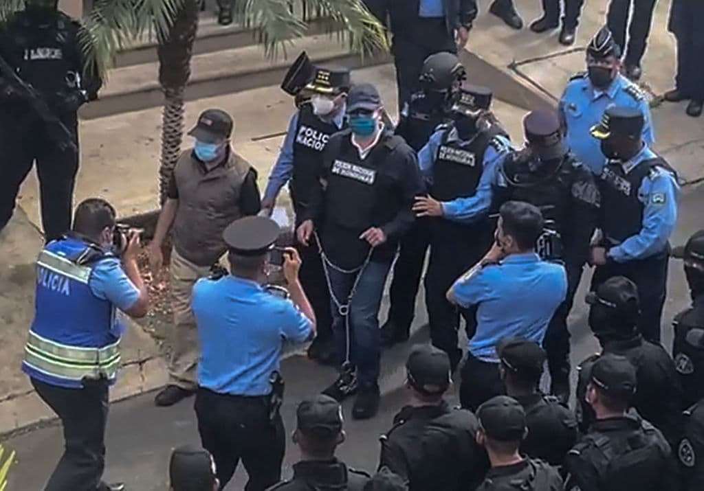 El expresidente de Hinduras al ser trasladado a un cuartel esposado este martes 15 de febrero.
