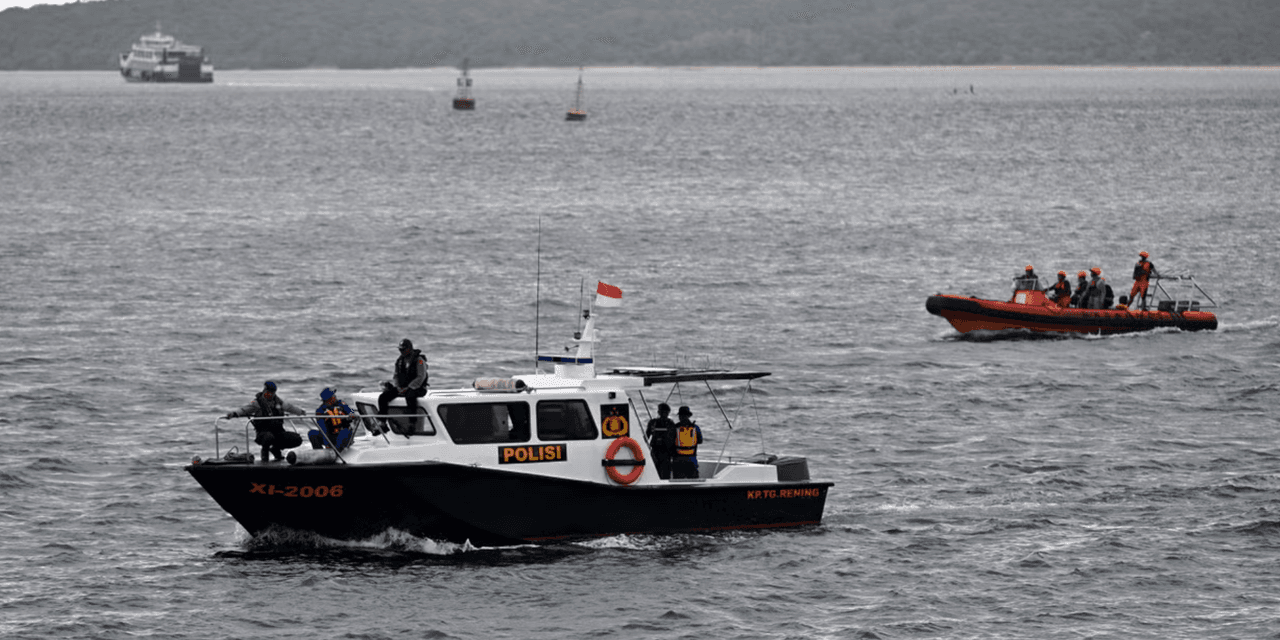 Naufragio en Indonesia deja 6 muertos y 130 desaparecidos en el mar de Java