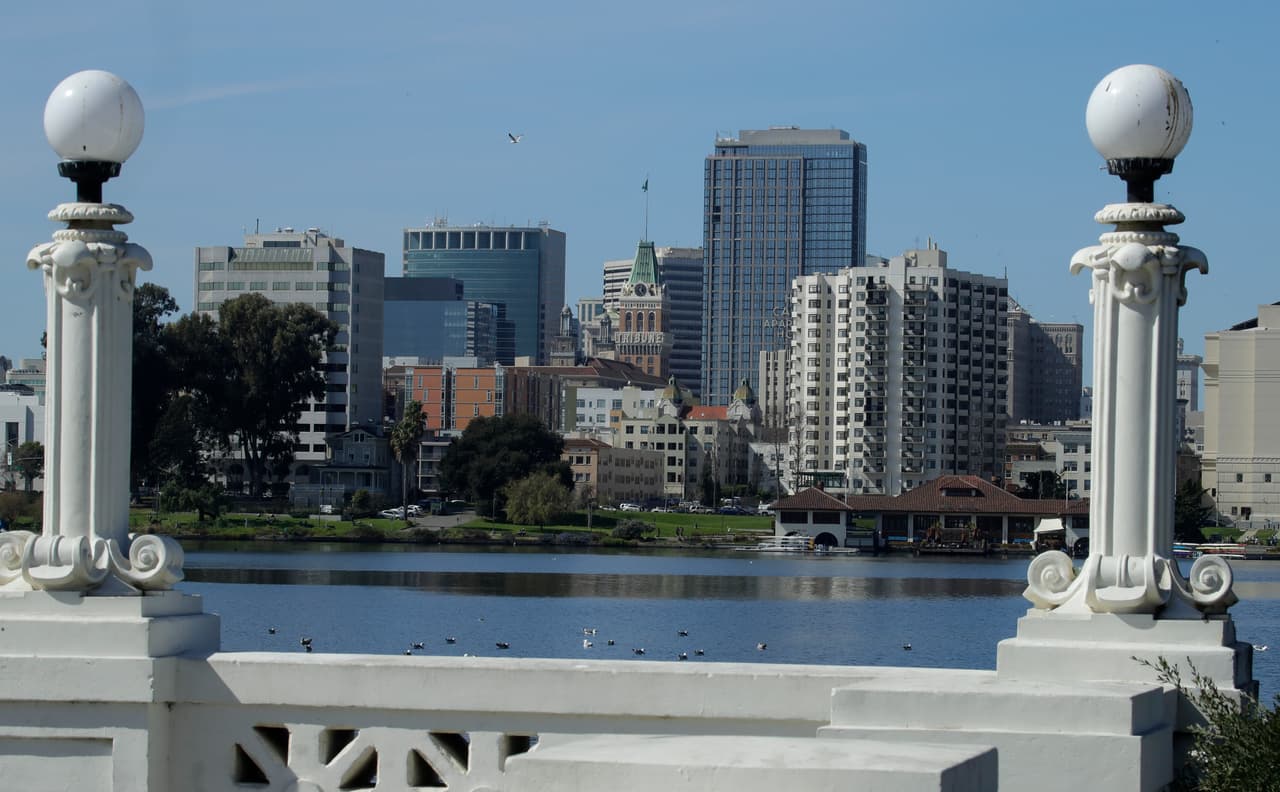 8.-
<b>Oakland, California</b>: La ciudad enfrenta importantes desafíos en materia de seguridad, ubicándose en la parte baja del ranking con una puntuación total de 39.42. Su resultado más desfavorable aparece en seguridad del hogar y la comunidad, donde ocupa el puesto 176, mientras que en riesgo de desastres naturales se coloca en el 137 y en seguridad financiera alcanza la posición 113. Aunque esta última dimensión presenta un desempeño relativamente menos crítico, el conjunto de indicadores refleja una ciudad expuesta a diversas condiciones de vulnerabilidad.