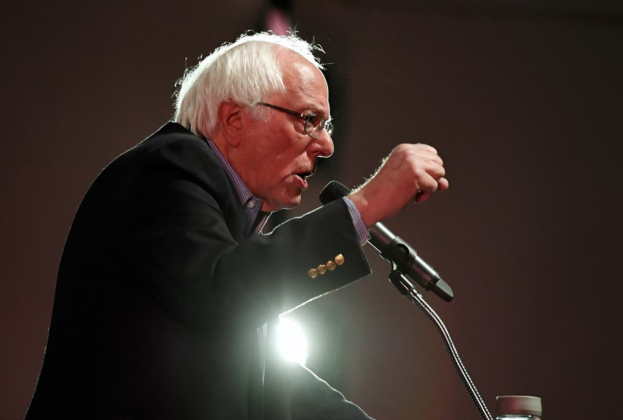 <b>Bernie Sanders, 77 años. </b>No ha lanzado su candidatura, pero ha dicho que su equipo
<a href="https://www.realclearpolitics.com/video/2018/11/18/bernie_sanders_were_looking_at_running_in_2020.html">"lo está viendo". </a>Senador por Vermont desde 2007. Intentó lograr la nominación como candidato presidencial en 2016, fue representante por Vermont (1991-2007) y alcalde de Burlington (1981-1989). Pasó de ser un senador relativamente desconocido a ícono de los progresistas en EEUU y guía de las nuevas generaciones de demócratas socialistas.