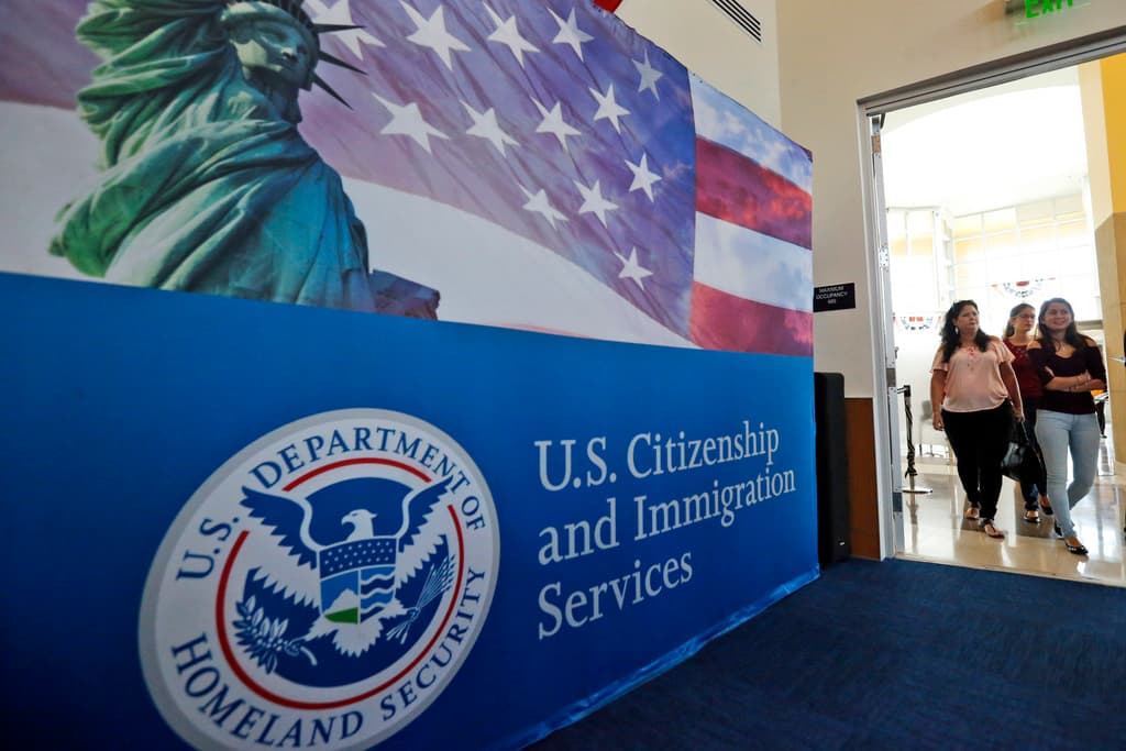 Por qué el alza en peticiones de visas H-1B está generando "serias preocupaciones" en EEUU: esto es lo que se sabe