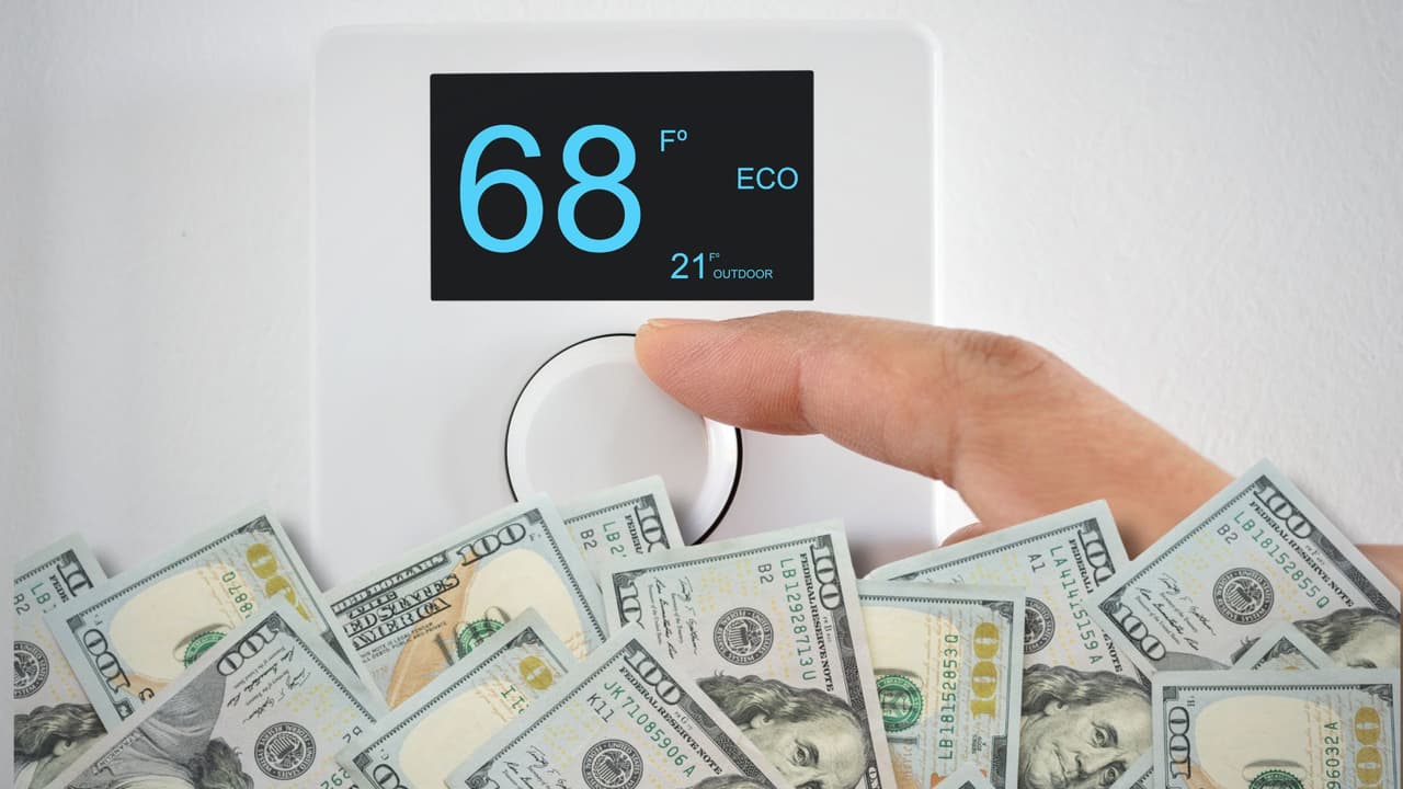 Con temperaturas que superan los 100 grados en muchas partes de Estados Unidos, miles de familias hispanas se hacen la misma pregunta:
<b> ¿es más barato apagar el aire acondicionado cuando salgo o dejarlo prendido todo el día?</b>
<br>La respuesta depende de varios factores, como el tipo de vivienda, el aislamiento, si hay personas vulnerables en casa y, claro, el presupuesto familiar.