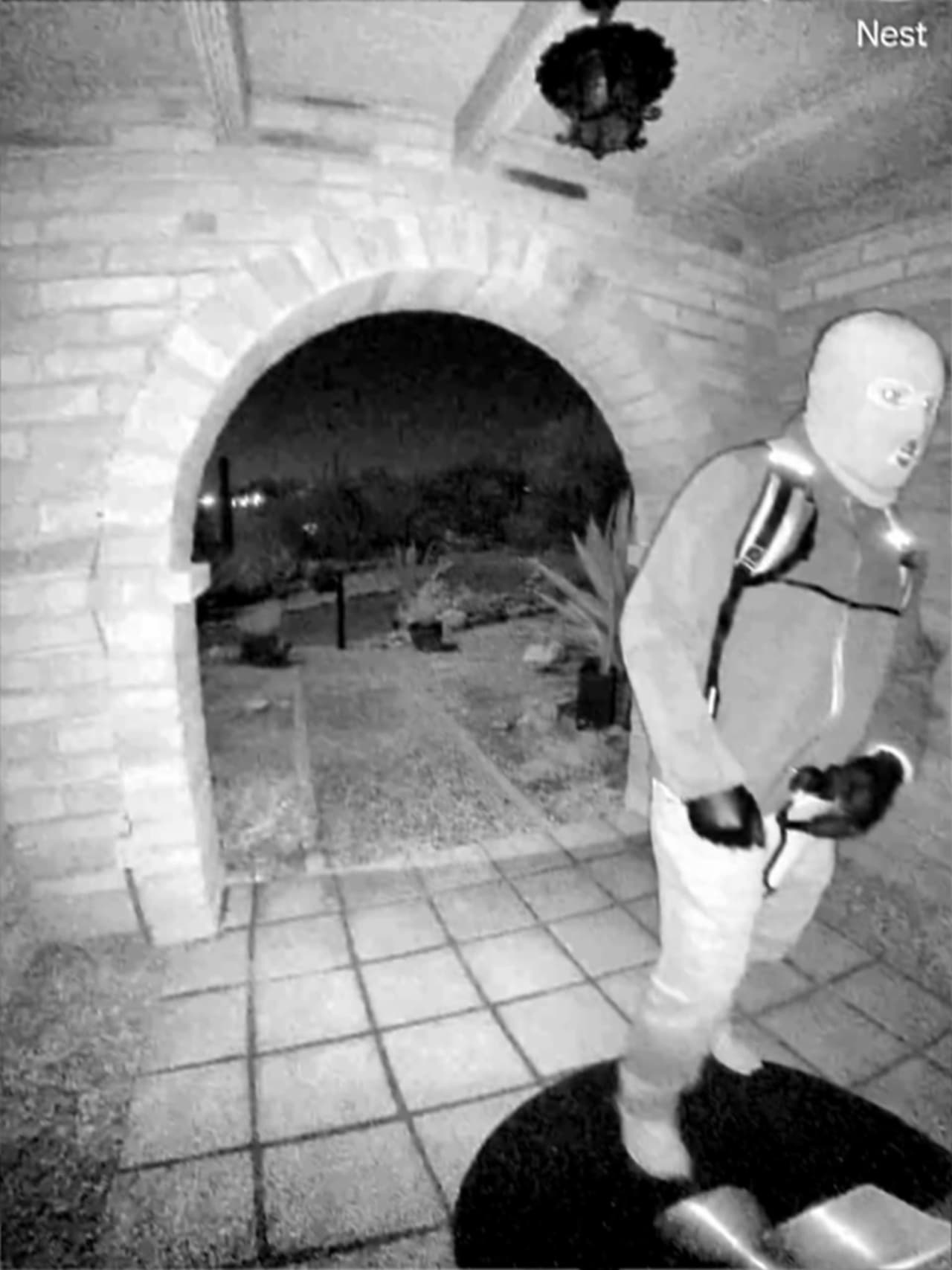 Informaron que
<b><a href="https://www.univision.com/local/arizona-ktvw/desaparicion-nancy-guthrie-imagen-camara-vigilancia" target="_blank">lograron recuperar imágenes de la cámara de la casa de Nancy</a></b>, en las que es posible apreciar a un sujeto.