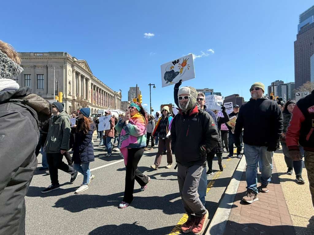 Filadelfia diciendo “presente”, se escuchó en un altavoz, lo que ocasionó el grito de algarabía de los asistentes a la manifestación ‘No Kings 3’, realizada este sábado 28 de marzo de 2026, en contra de las políticas del presidente Donald Trump.