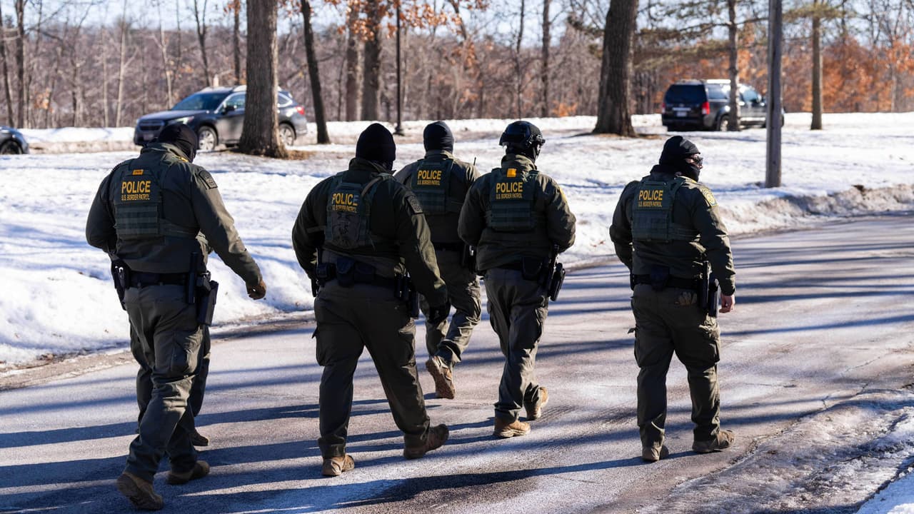 Administración Trump puede deportar a inmigrantes a un tercer país, según nueva resolución de juez