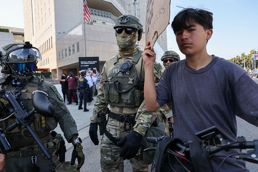 California prohíbe usar máscaras en la mayoría de los operativos de agencias policiales locales y federales