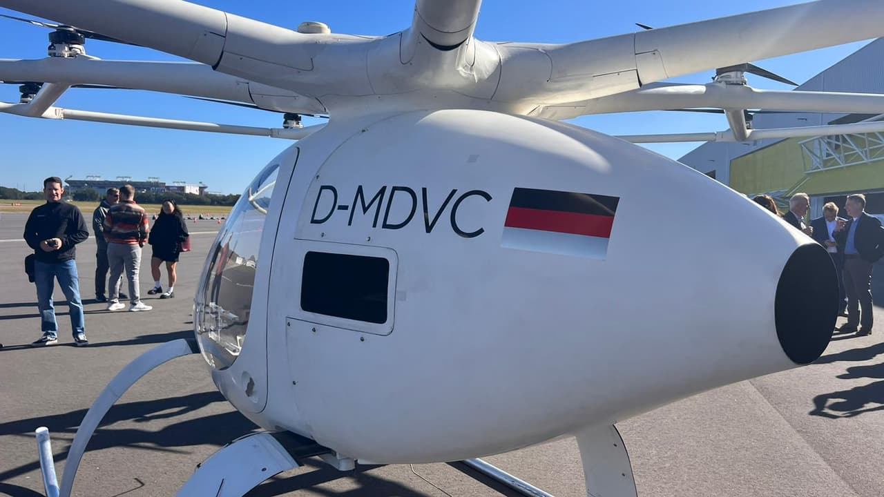 <b>Volocopter</b> es una
<b>empresa alemana</b>
<b>de fabricación de aviones</b> que se dedica a ofrecer
<b>servicios de transporte en el espacio aéreo inferior </b>que pretende conectar puntos de varias ciudades con gran número de automóviles. Según su página web, ya tiene
<b> destinado utilizar el espacio aéreo de París para 2024.</b>