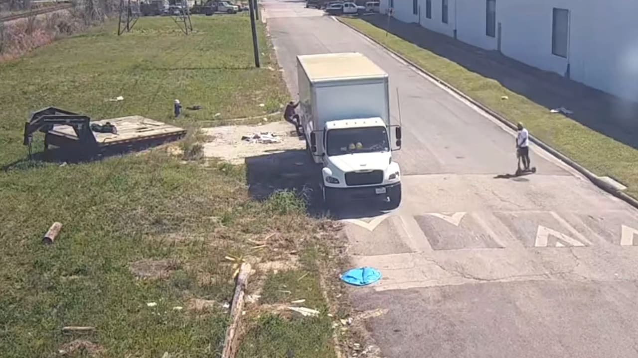 Empresa de Houston y su gerente enfrentan cargos por vertido ilegal de desechos en plena vía pública